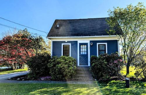 Cozy Waterfront Cottage with Private Beach and Fire Pit Near Gouldsboro, Maine - Foto 1