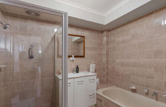 By The Sea Beachfront Apartment Wifi - Photo 19