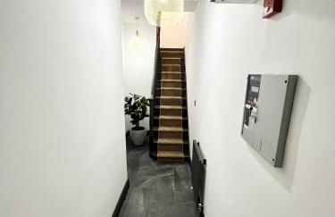 Fabulous 3 Bed Apartment - Near Excel - Sleeps 6 - 8 - Photo 3