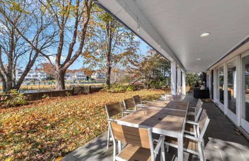 Waterfront Retreat with Private Dock and Fire Pit, Sleeps 8, Outdoor Dining, Spa-Style Primary, Gourmet Kitchen with Dual Dishwashers, Gas Fireplace, River Views, Bright Open Layout, Central AC, Perfect Coastal Escape for Families, 24 Hr Hospitality - Foto 10