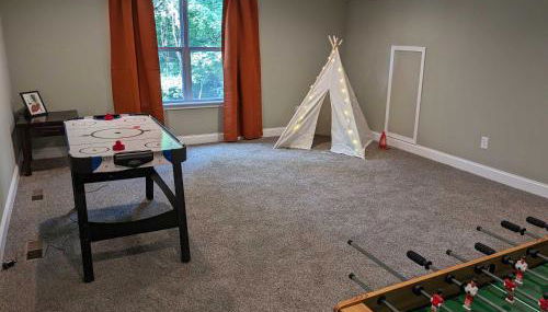 Modern 2 BD cabin with hot tub & Games & Central Loc - Foto 5, Other