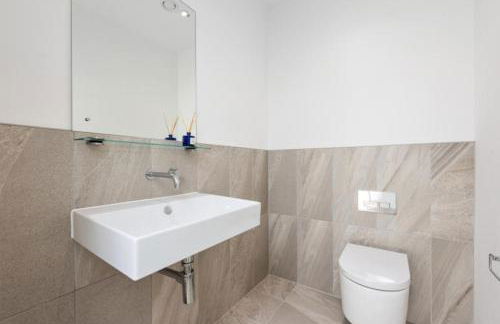 Amazing new built townhouse with garden in London - Photo 6