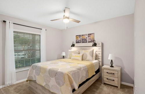 Family Retreat w/ Pool & Foosball, 8.5mi to Disney! - Foto 5