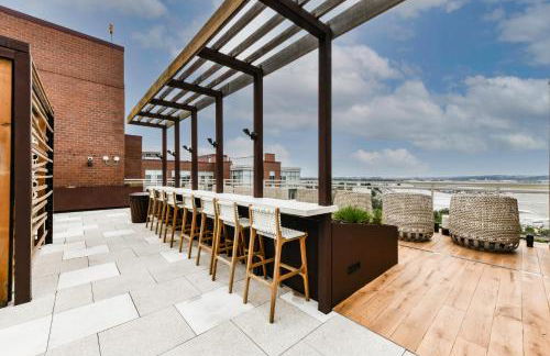 Posh 2BR Retreat Gym, Prkng and Scenic Rooftop - Photo 60