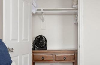 Capitol House - 3 Bed 1 Full and 1 Half Bath, Pet Friendly with Hot Tub walk to Lucas Oil Stadium - Foto 40