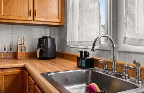 Charming 4BR Retreat in Arlington Sleeps 12 NearDC - Foto 17