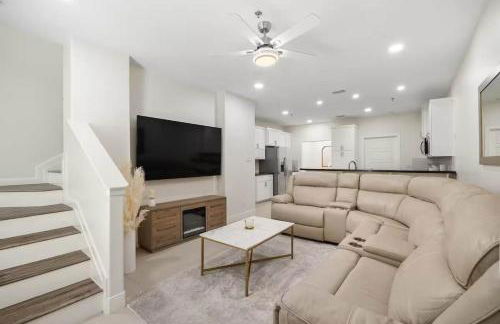 Luxurious Condo with Pool & Garage Close to Shopping - Foto 1