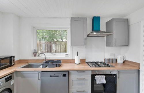 3BR Family House with Free Parking in West Lothian - Photo 12