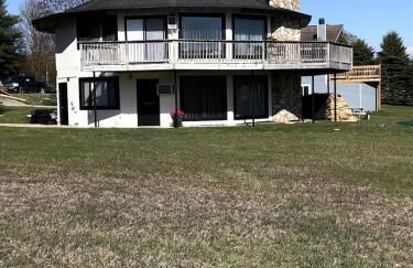 Stunning Cabin Getaway Perfect for Large Groups Situated in Boyne Falls, Michigan - Photo 4