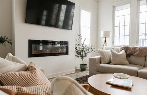 Downtown Indy, Rooftop Deck with Hot Tub, Gym, Bikes, Tesla Charger - Photo 5