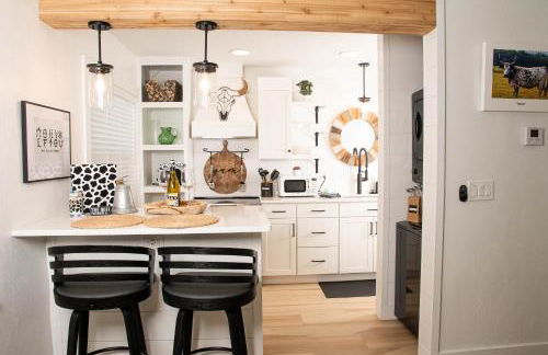 Walk to Best Eats and Shops and Stay in Style - Photo 4