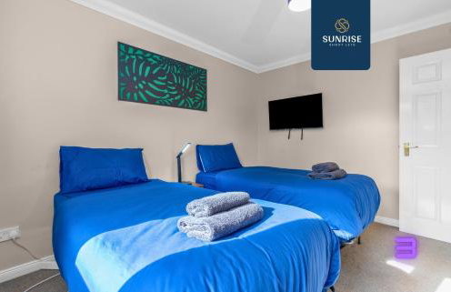 Muirton House 2 - INVOICE and REDUCED PRICE only via SUNRISE SHORT LETS DUNDEE, SLEEPS 8 has 4 Twin Bedrooms with 4 Car Parking, 2 Baths, 5 Smart TV, Fully Equipped, Garden, Free WiFi, and ONLY 9 Mins to STANNERGATE Ports - Foto 22