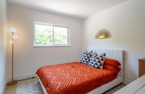 Newly remodeled home w pool & private back yard - Foto 33