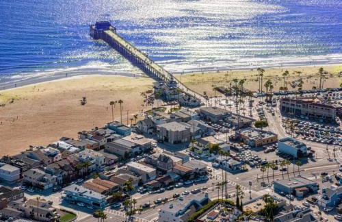 2026 Award Winner, Luxe 2BR, steps to sand & pier, with fire pit, AC and parking - Foto 15