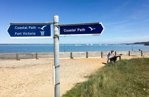 Fort Victoria Cottages - Sea View Cottage - Photo 18