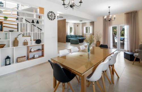 VILLA ROKO with 4 bedrooms, 32sqm heated pool - Photo 11