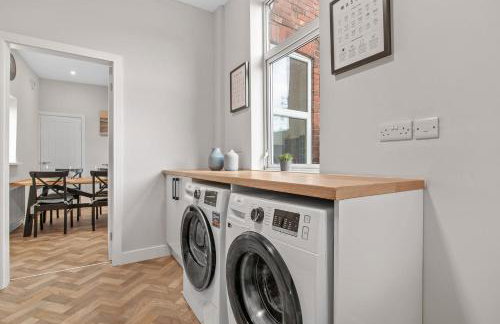 Whitehill - 3-Bed Home from Home, Sleeps 7, Great for Groups & Workers, FREE Parking & Netflix - Hosted by Stay Host Save - Photo 10