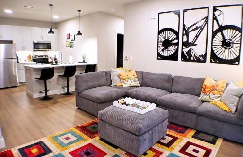 Luxe King Suite, Cozy Sectional, Gym, Pool, U of A - Photo 4