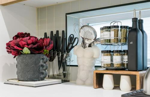 New Modern Dallas Skyline Rooftop Firepit and a Garage - Foto 28