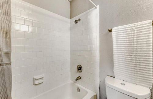 Serene King Suite Getaway - Sleeps 4 - Pool, Pkg - Foto 7