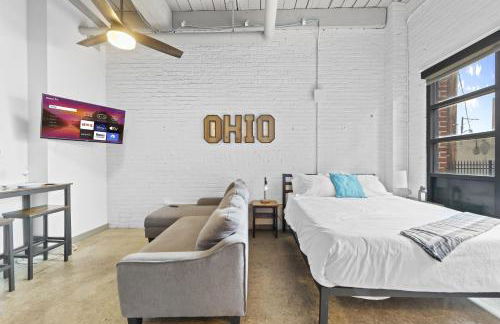 2125 Superior Living - Photo 26