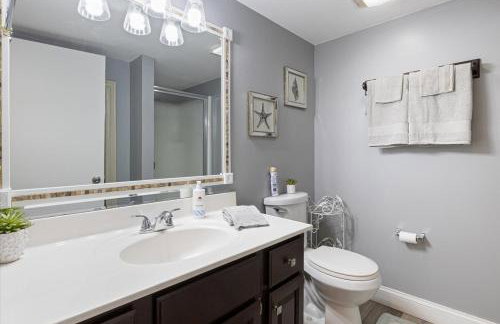 Lakefront Osage Beach Condo + Workspace w/ Pool Views - Foto 25