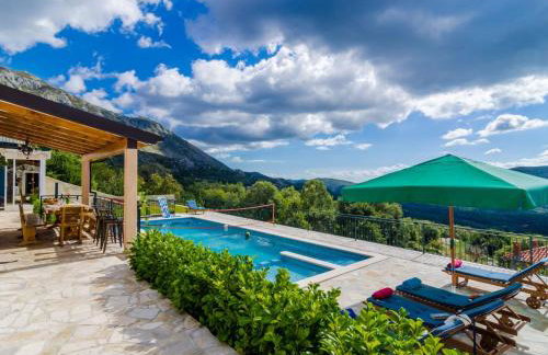 Villa Falcon Rook - Four-Bedroom Villa with Terrace and Swimming Pool - Photo 87