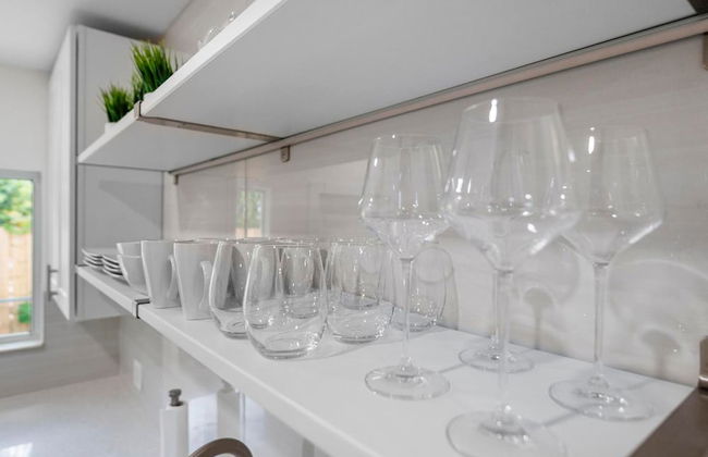 Uhost AI Stylish 1BR Bright Space w Patio - Foto 17