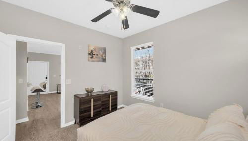 Charming 1BR Easy Access to The Woodlands - Photo 3