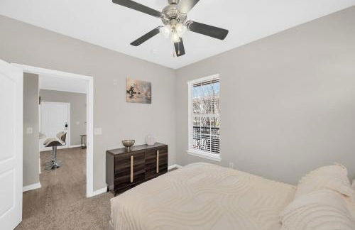 Charming 1BR Easy Access to The Woodlands - Photo 3
