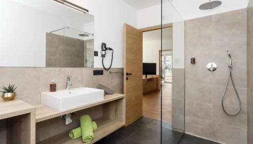 Justina 7 Apartments - Photo 4, towels, Shower