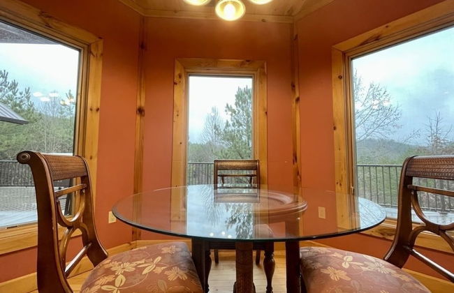 A true log cabin with 360 degree mountain views - Pet and Motorcycle friendly! 5 Bedroom Cabin by RedAwning - Foto 23