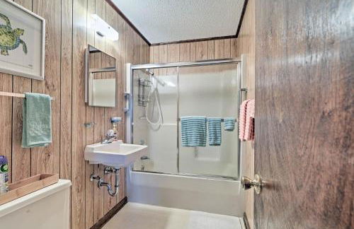 Pet-Friendly Second Row House Steps to Beach! - Foto 14