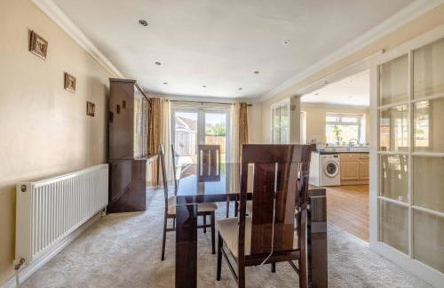 SPACIOUS 3 BEDROOM HOME - GREAT FOR FAMILIES! - By Tempstay - Foto 27