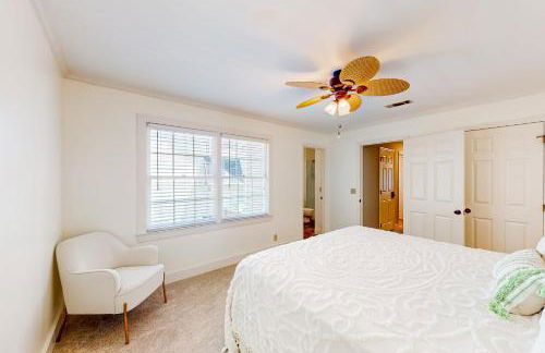 Classic coastal home with game room & private hot tub - walk to beaches - Foto 25