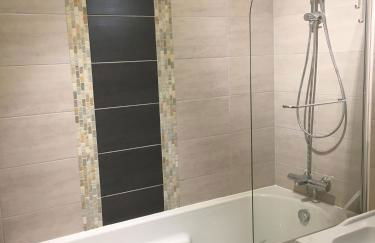 BedinReims "burgundy bottle" 110m2 Exceptional, 4 chambres doubles, 2 bain, free park & wifi, tout équipé - Foto 40