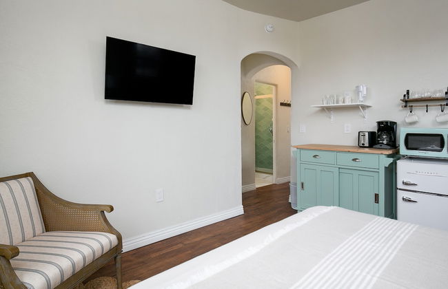 Charming Studio near Downtown! CDC Sanitized! - Photo 1