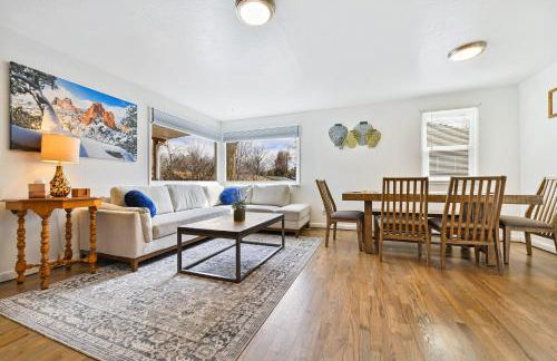 Family Perfect 4BR Home with Hot Tub, Pool Table, Fenced Yard, Cozy Fireplace, Mountain Views, Walkable Neighborhood, Near Parks, Dining, and Adventure - Foto 19