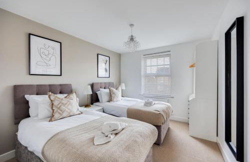 Stunning Detached House with Driveway Parking, Office Room, Self-Check-In, Fast WiFi and Smart TV with Sky and Netflix by Yoko Property - Photo 8