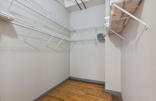Spacious 2BR Downtown Retreat - Photo 44