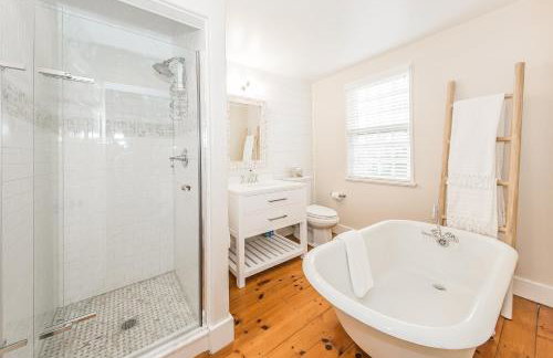 Close to Dtwn Nantucket! Group Getaway with Patio - Foto 10