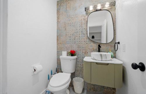 Entire Private Home with 4 Bedrooms 3 Bathrooms, Big Yard, View, , King Bed, 10 Parking, Available Now - Foto 73