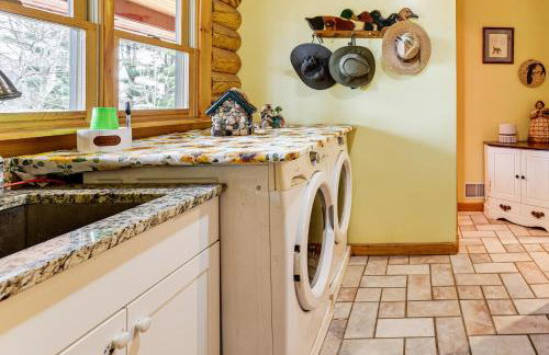 Spacious Log Home with 13 Acres, Ponds and Fire Pit! - Foto 30