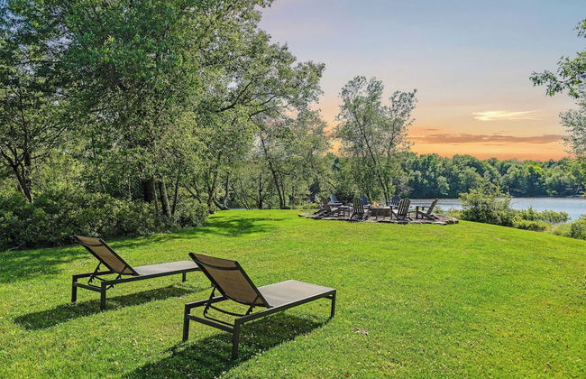 Waterside Haven by Avantstay Lakefront, Hot Tub, Game Room, Fire Pit - Photo 43