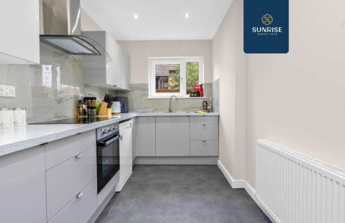 L2 - INVOICE and REDUCED PRICE only via SUNRISE SHORT LETS DUNDEE, Stunning 4 Bed House with 6 Beds and 3 bathrooms, TVs in each room, Free Parking, Fully Equipped, Local Amenities, Easy Ring Road Access, Special Rates and ONLY 9 Mins to STANNERGATE Ports - Foto 28