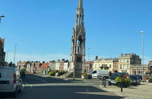 Park View is a beautiful whole entire house close to town centre, sleeps 8 in 4 rooms, 2 doubles and 4 single beds with 2 shower rooms, available for holidays, insurance stays, trades people, contractors, pets welcome - Foto 14