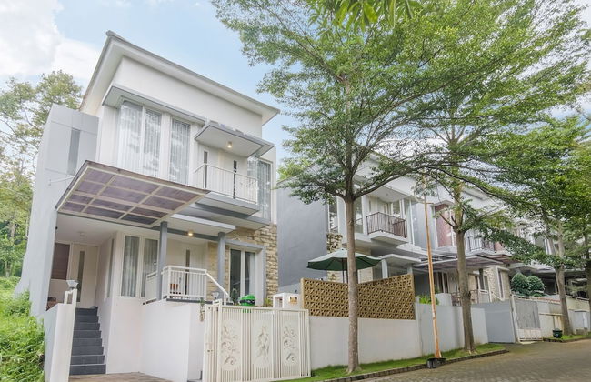 Calma Edelweiss Villa Lawang Malang - Photo 42