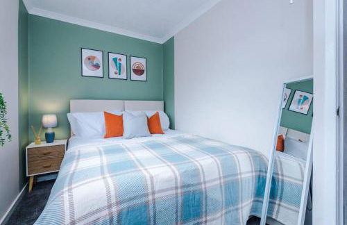 Cheerful 3 bedroom home with parking near Chester - Photo 6