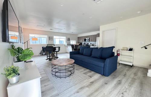 Cozy Chamber 3 BR Hollywood Townhouse - Photo 14