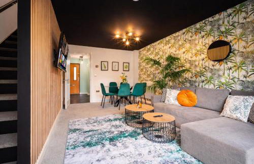 2 Bedroom House with 4 Beds, 3 Doubles & 1 Single - In Salford, 10 mins Uber from Manchester City Centre - Located in Salford close to Old Trafford, Manchester united, Trafford Park, Salford Quays & more! With Garden & Parking - By MAEVELA Manchester - Foto 19